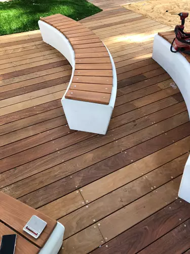 בניית דק בחצר